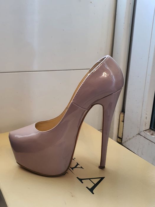 Женские сапоги и туфли