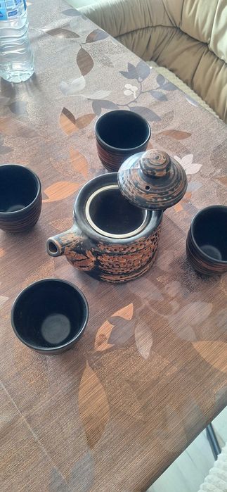Продавам  комплект  керамичен чайник  с цедка и 4 чаши