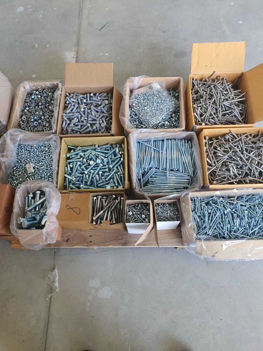 Lichidare de stoc în depozit: aproximativ 10 tone de suruburi