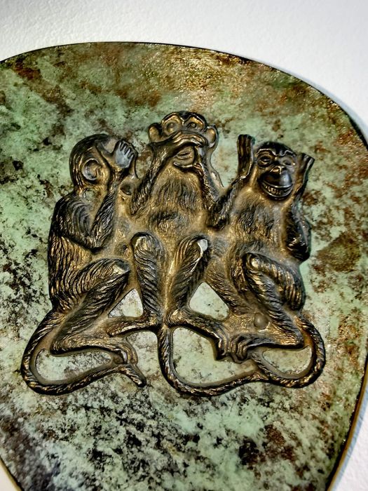 Антикварен арт бронзов плакет миниатюра на трите мъдри маймунки патина