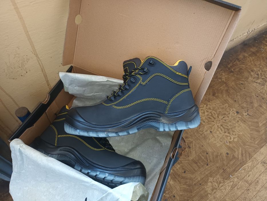 Работни обувки състояние ново