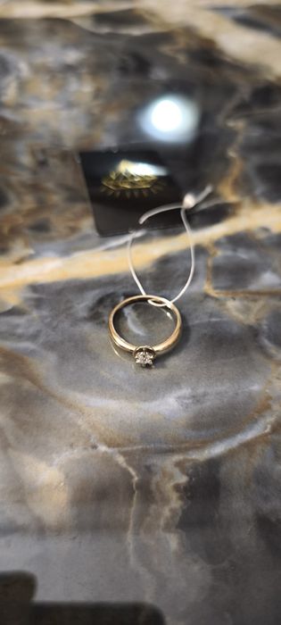 Золотое кольцо с природным бриллиантом