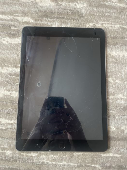 Vand ipad 6 cu ecran crapat functioneaza impecabil