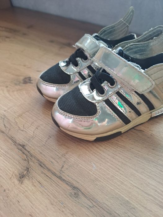 Продам детские обуви кроссовки сандали