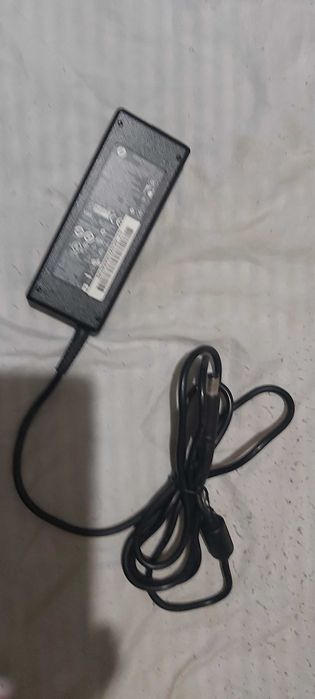 Продавам две зарядни за лаптоп