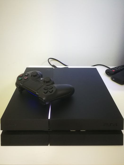 Consola PS4 (PlayStation 4) hard disk 1TB, aproape noua cu 1 sau 2 controllere la alegere