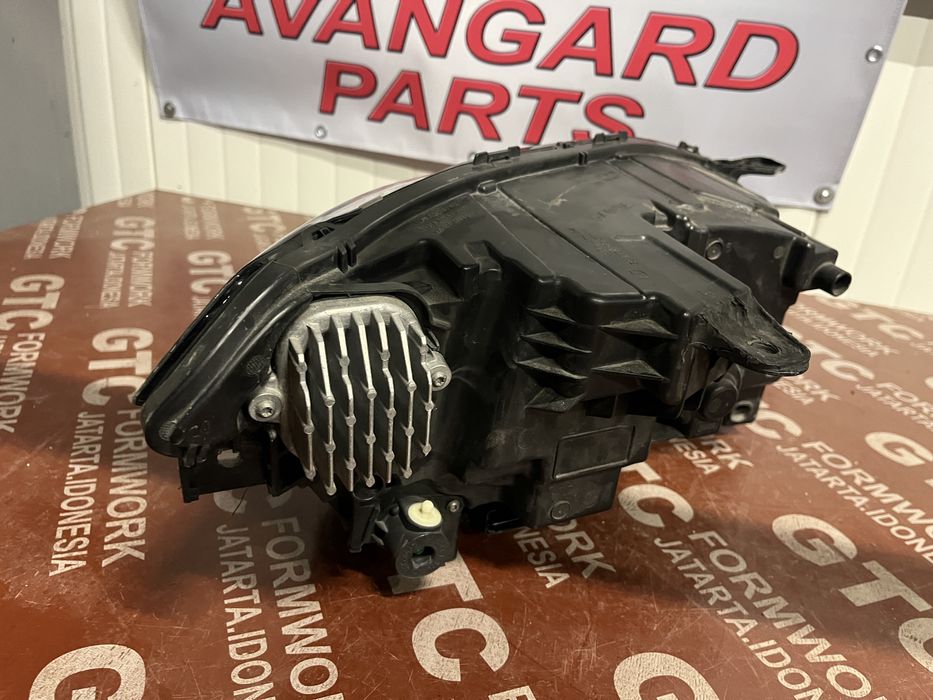 4 броя ляв и 3 броя десен фар Volvo XC90 2 2016-