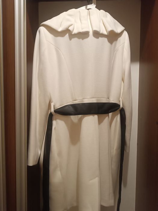 Белое пальто женское