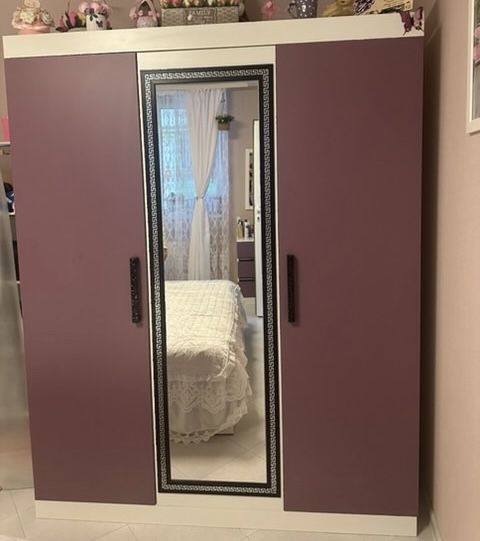 Гардероб с три врати и огледало в отлично състояние
