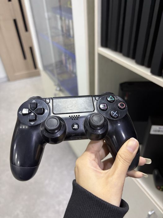 PlayStation 4 Fat прошитая 500 GB + 1 геймпад