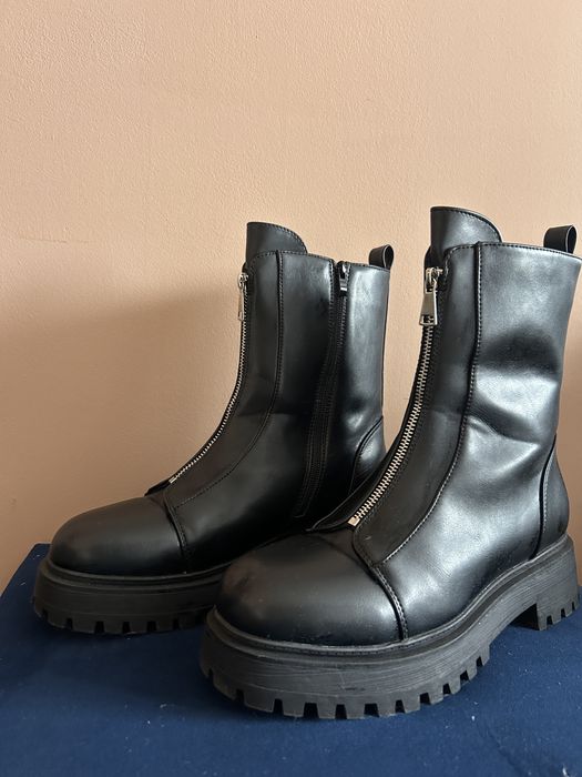 ABOUT YOU Къси ботуши 'Ilaria' в Черно