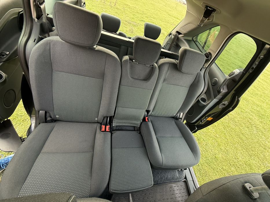 Vând FORD GRAND C-MAX 1.6 D  –Economica, manuală,6+1 trepte  7 locuri foarte  economa, ieftin de inttetinut A.C perfect functional