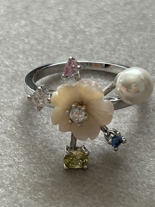 Много красив сребърен пръстен  със седефено цвете, перла и топази