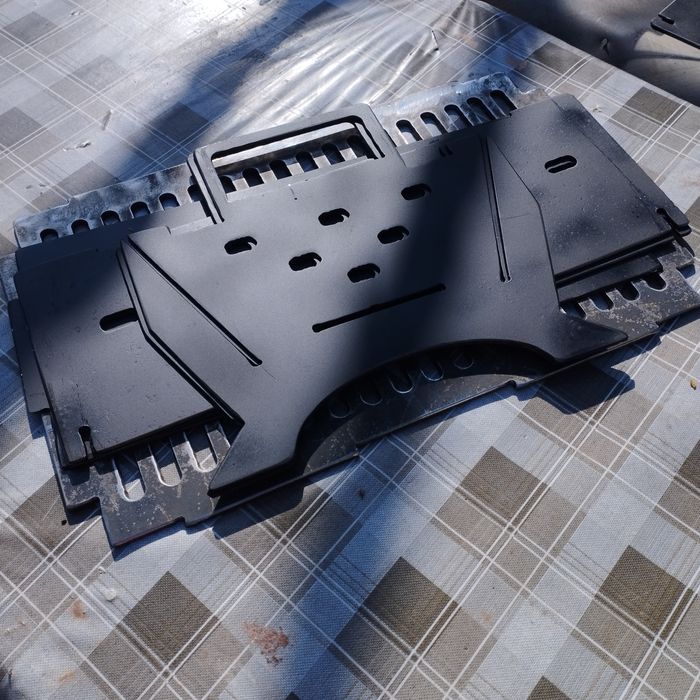 Gratar pe carbuni portabil, taiat in laser 25/40cm, tabla de 3