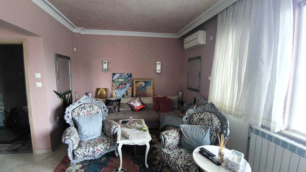 Обзаведен етаж с 3 спални + мансарден двустаен + гараж + двор