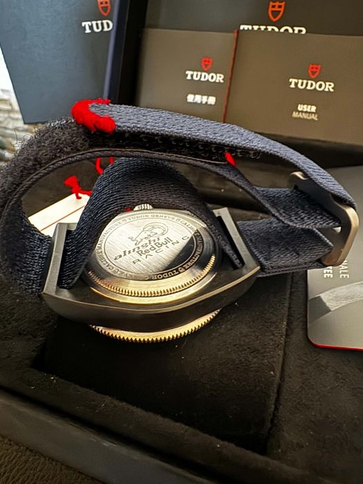 **Часовник Tudor**