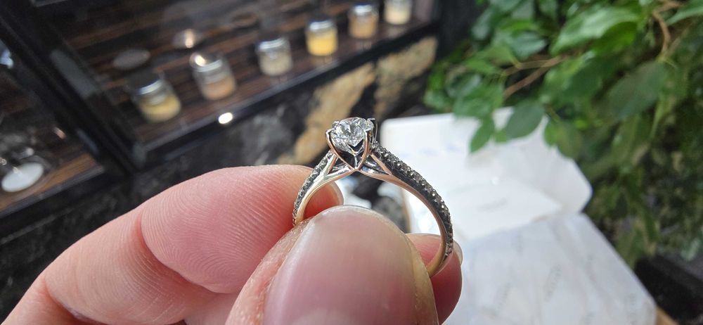 ГОДЕЖЕН ПРЪСТЕН С 21 ДИАМАНТА