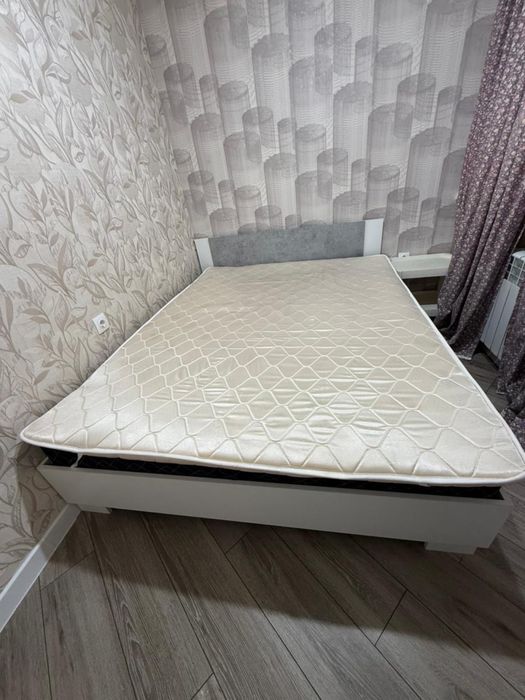 Продам кровать полторушку с матрасом