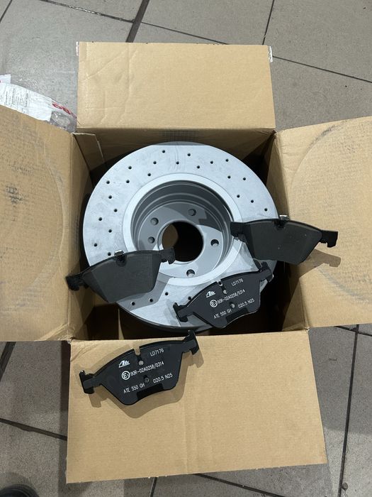 Vând discuri perforate bmw e60 525d+plăcuțe ceramice