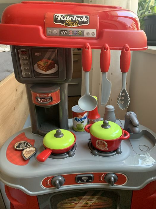 Светеща и издаваща звуци кухня