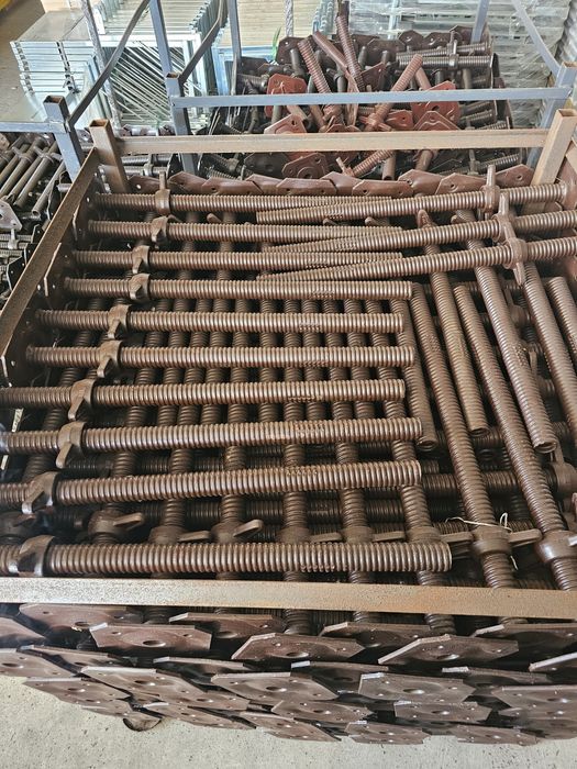 Винтови пети за скеле 70см