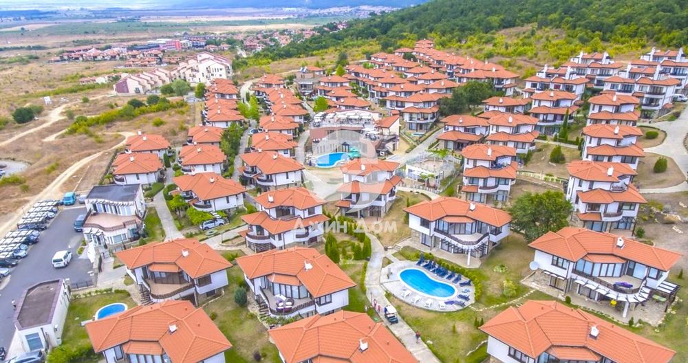Просторен тристаен апартамент в к-с „Бей Вю Вилас“, с. Кошарица
