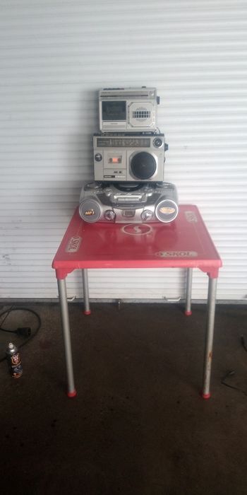 Aparate radio vechi pe lămpi pentru colecționari sau decor