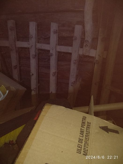 Grapă veche din lemn și dinții din fier.