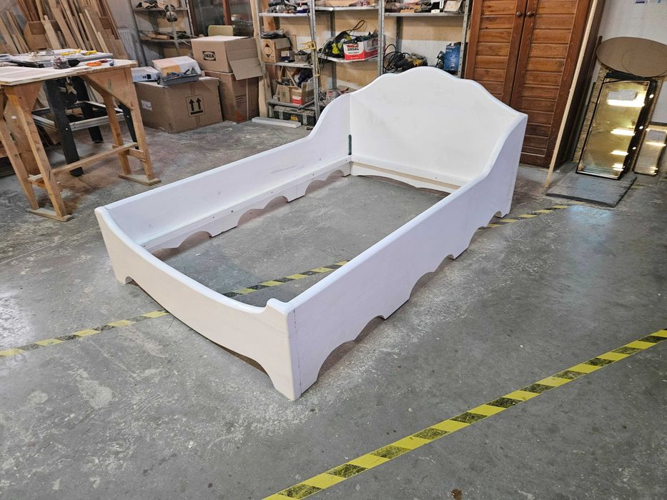 Mobilier din lemn masiv.