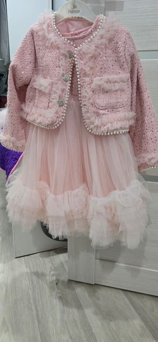 Продам нарядные платья для девочек