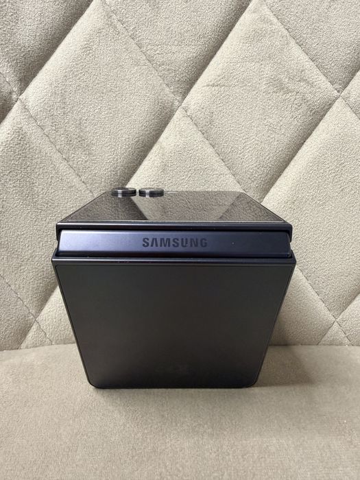 КАТО НОВ ! Samsung Galaxy Z Flip 7 ! Jet black