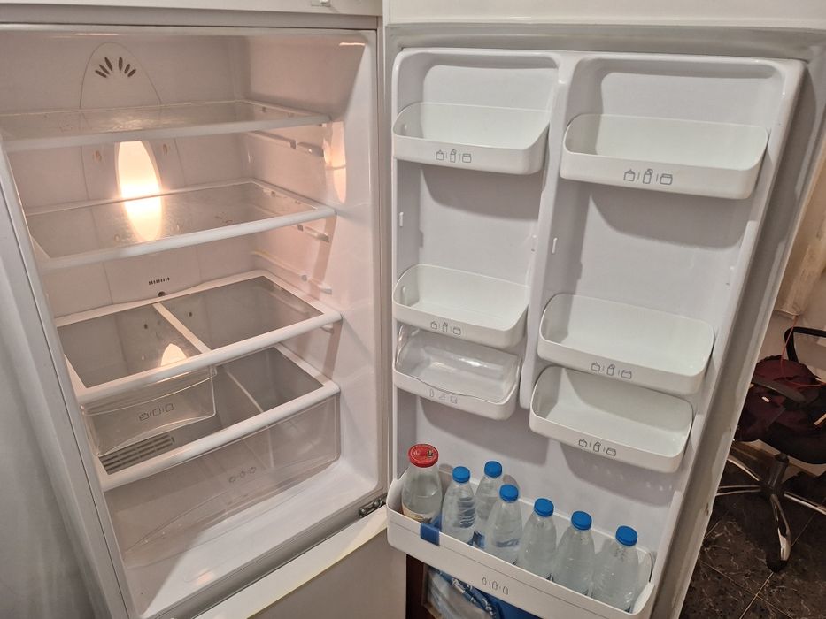 Хладилник с долна камера