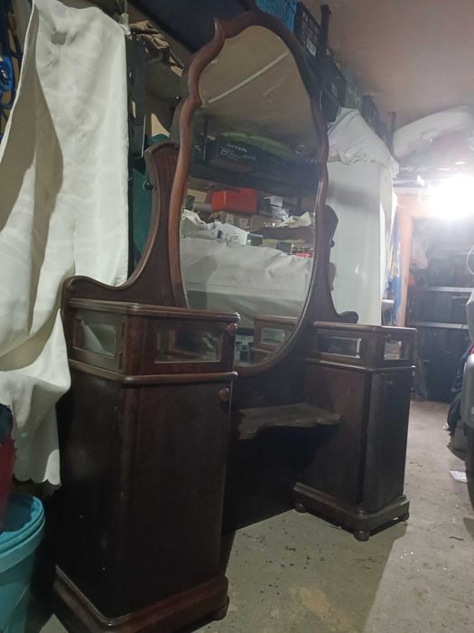 Продавам старинна тоалетка с огледало