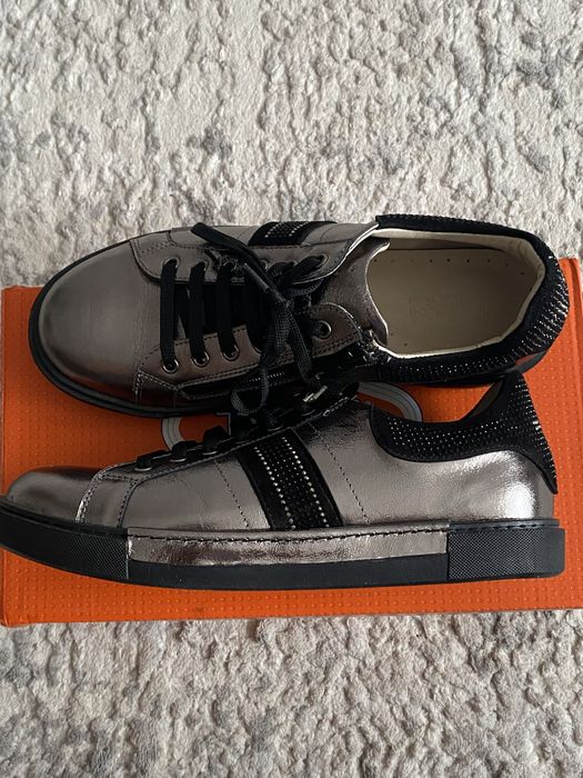 Продаю кожаные кросовки