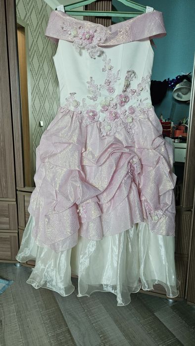 Платье в хорошем состоянии, одевала несколько раз.