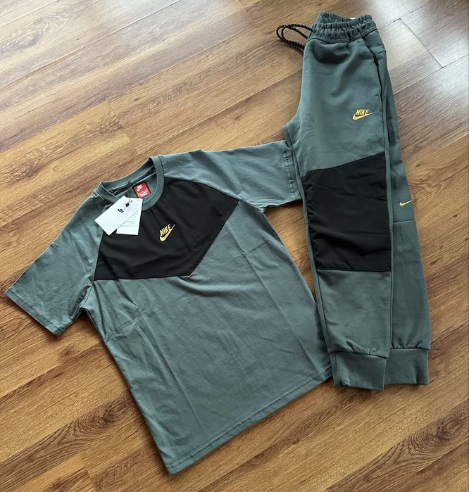 Мъжки,памучен,масленозелен екип Nike с активен,заден джоб на долнището