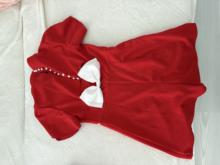 Червена рокля с къс ръкав и панделка