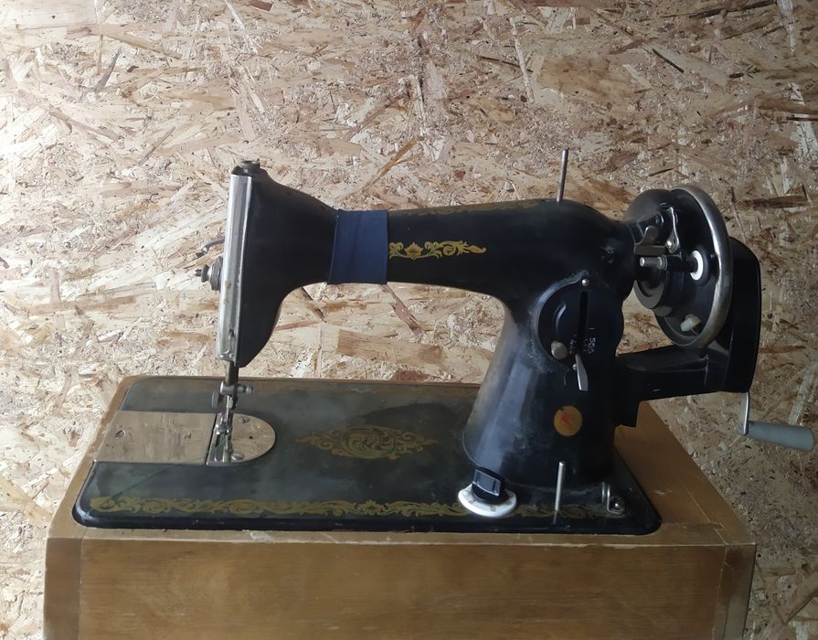 Продам советскую швейную машинку -8500