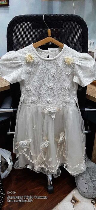 продаются в отличном состоянии платья на девочку 9-10 лет