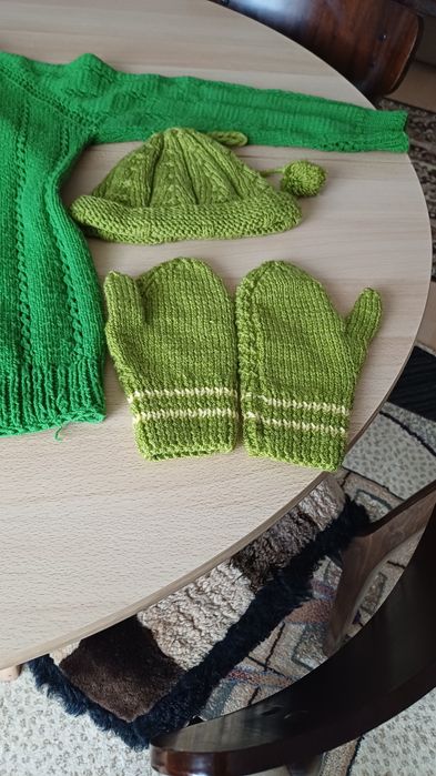Set manusi, căciulă pulover hand made.