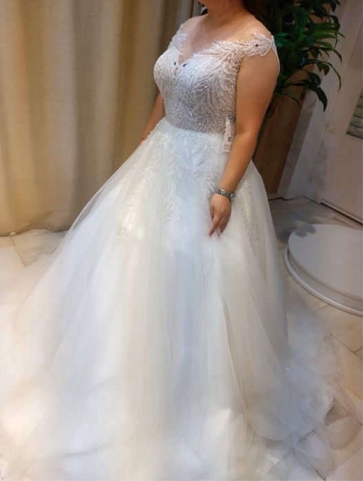 Булчинска рокля с мъниста. Отзад е с връзки и воже да се регулира.