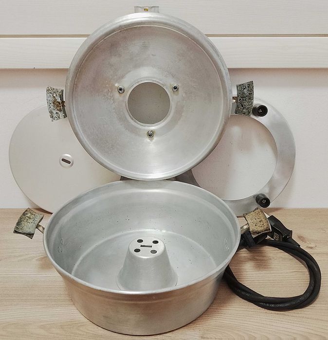 Електрическа тенджера с аксесоари.