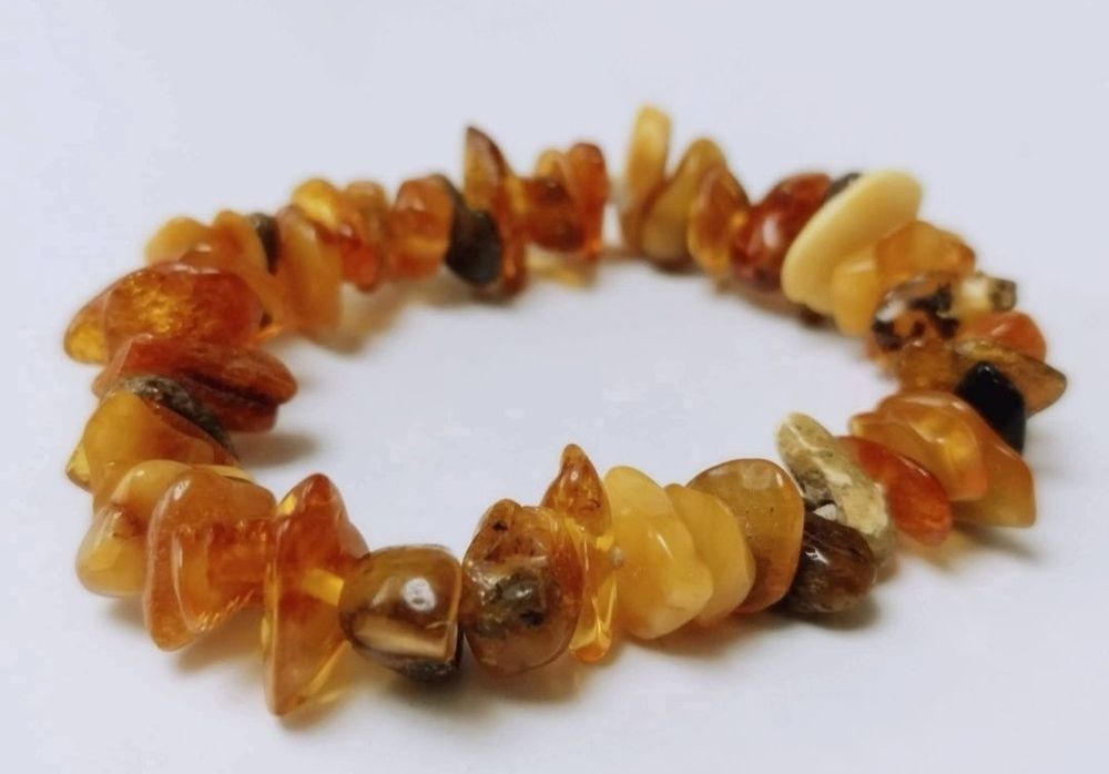 Veche bratara chips din chihlimbar natural baltic cu fragmente brute si slefuite elastica , in nuante de cognac, butterscot, brun