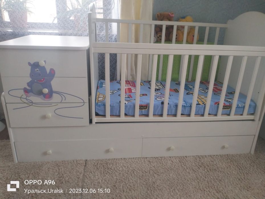 Продам кроватку со стульчиком, трёхколёсный велосипед и коляску.