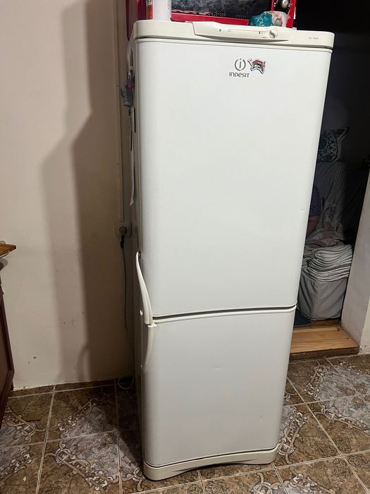 Продается холодильник indesit
