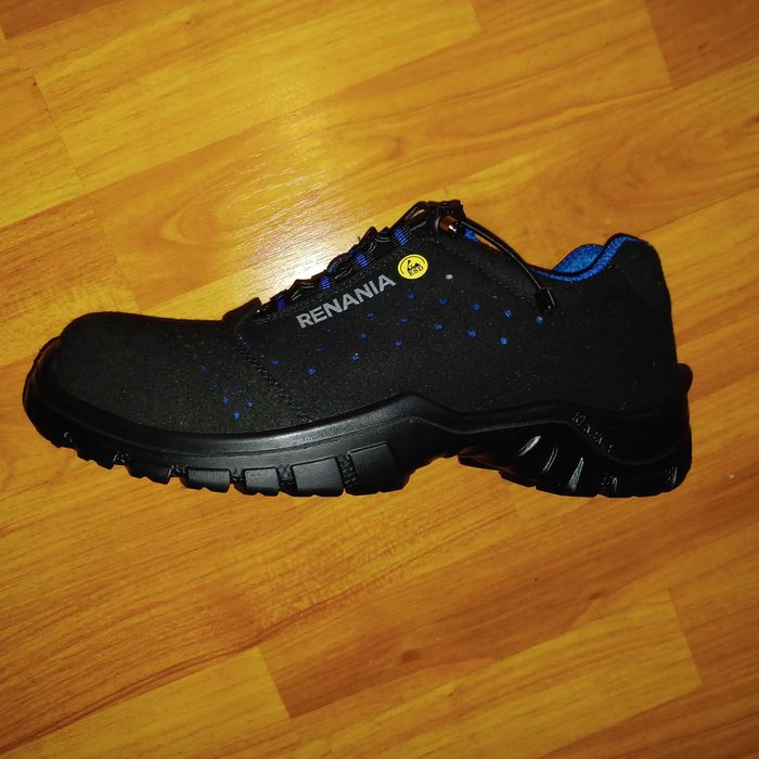 Vănd bocanci cu bombeu metalic!