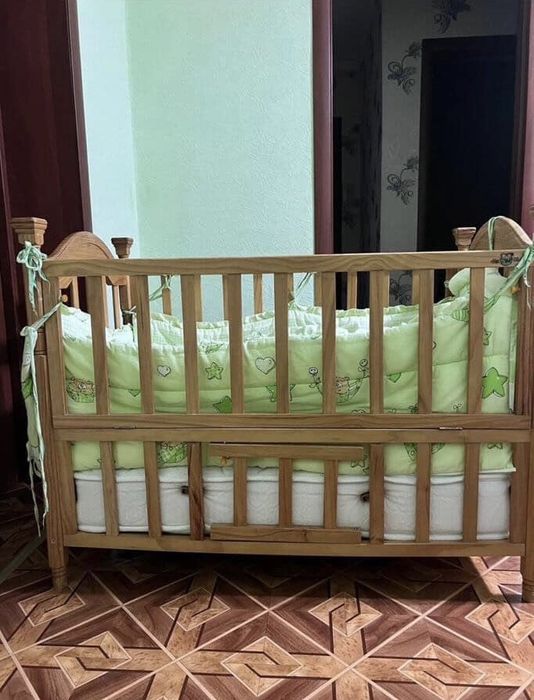 Продам детскую кроватку с матрасом