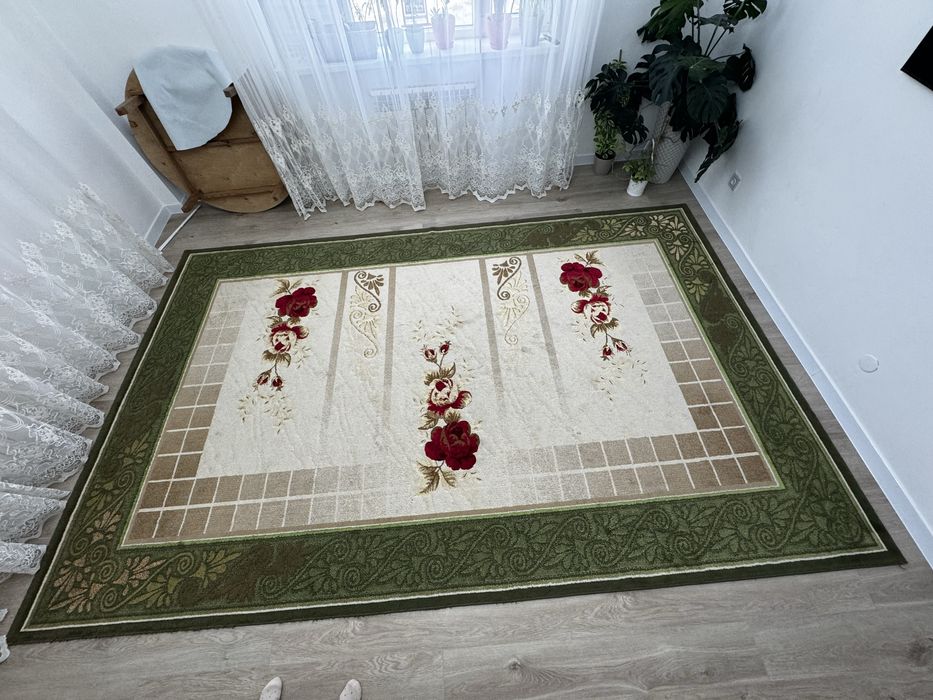 Ковер с классическим флористическим орнаментом.