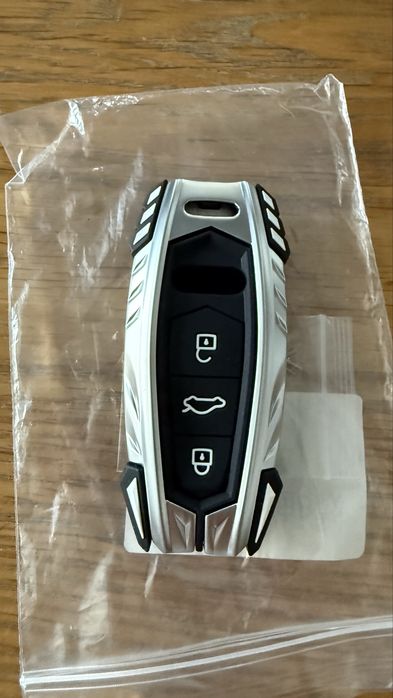 Huse cheie Audi cromate sau piele