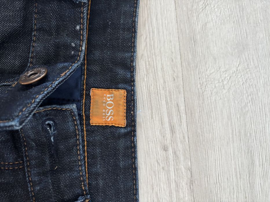 Blugi Hugo Boss.